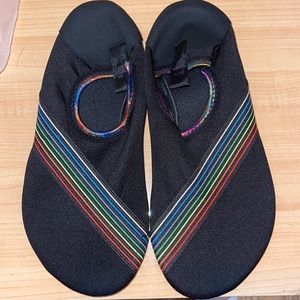 BNWT Wet shoes unisex